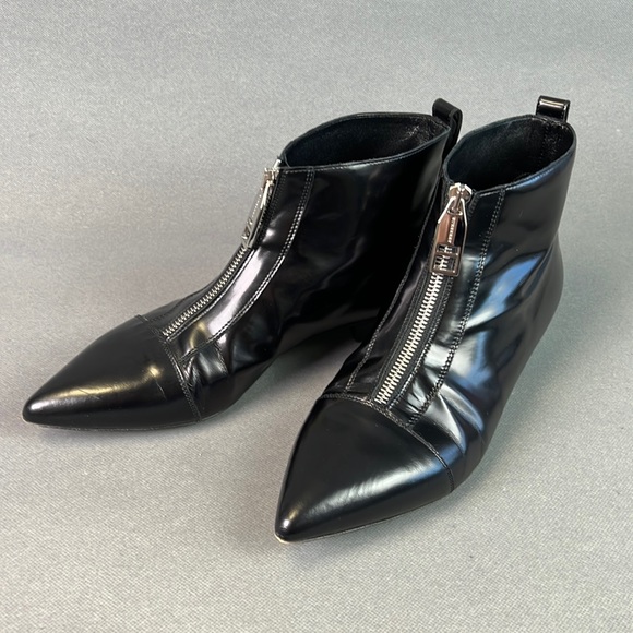 Burberry bootie. Front zipper. Black leather. Leather lining. Size 38.5. - Picture 1 of 14